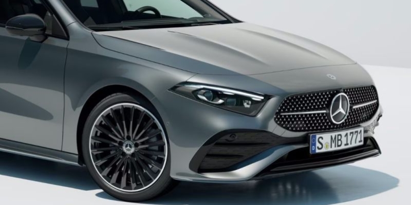 Mascherina con motivo a stelle Mercedes-Benz e powerdome sul cofano