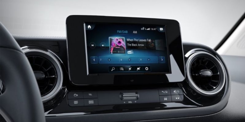 Sistema multimediale MBUX con DAB