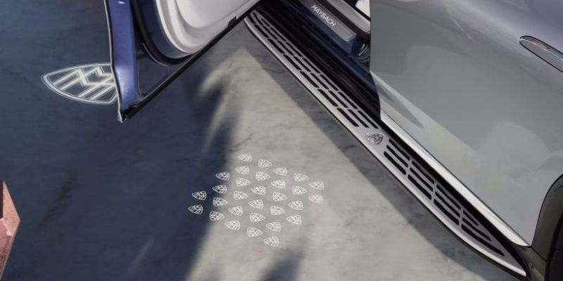 Soglie di accesso illuminate e proiezione del logo