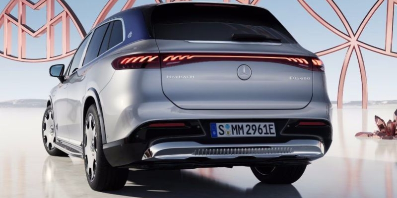 Spoiler sul tetto e luci posteriori a LED con design a elica 3D