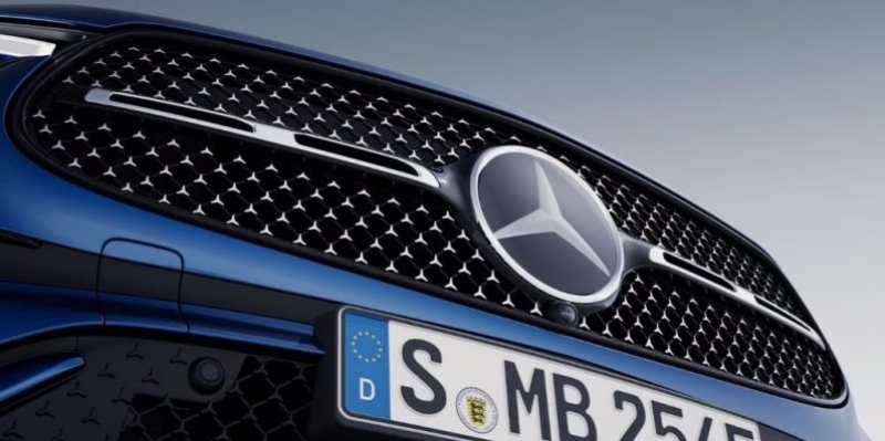 Il nuovo Frontale con mascherina del radiatore sportiva e Mercedes-Benz Pattern