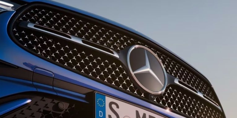 Nuova mascherina con inserti cromati