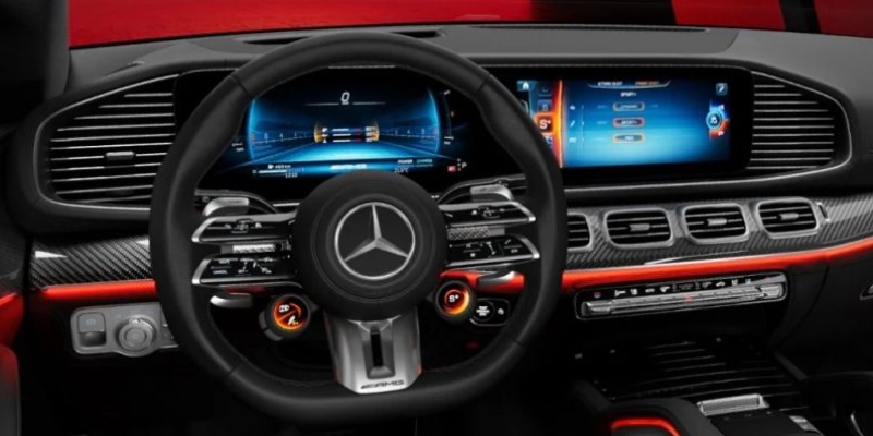 Plancia con display widescreen con stili di visualizzazione specifici AMG