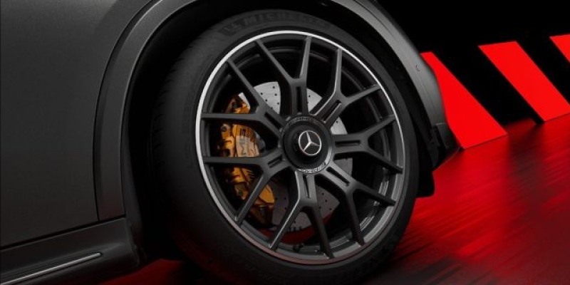 Cerchi fucinati AMG da 53,3 cm (21”) a razze incrociate