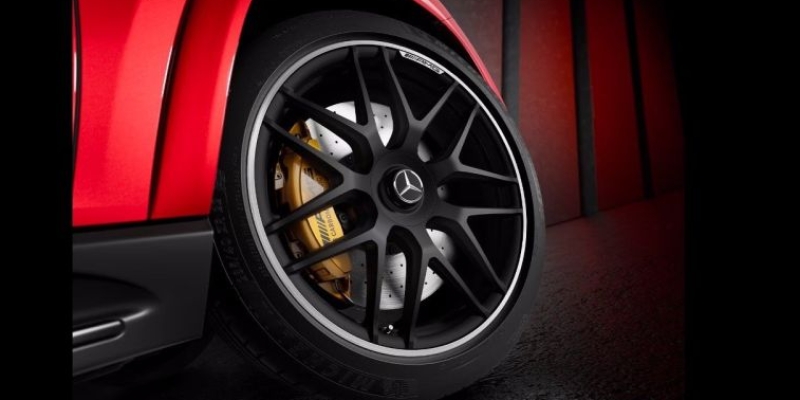 Cerchi fucinati AMG a razze incrociate