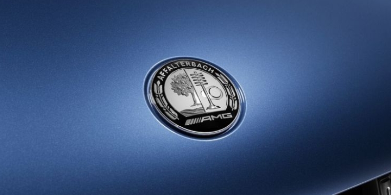 Cofano del motore con logo AMG