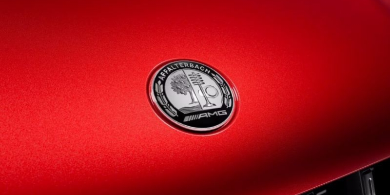 Cofano del motore con logo AMG