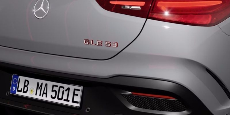 Nome del modello sul portellone posteriore con sfondo rosso